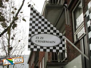 Schuine kioskvlag gevelvlag kledingwinkel